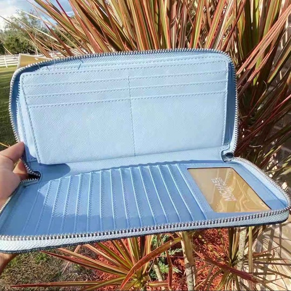 Gaby’sBags💕NWT Michael Kors Wallet - Picture 3 of 6